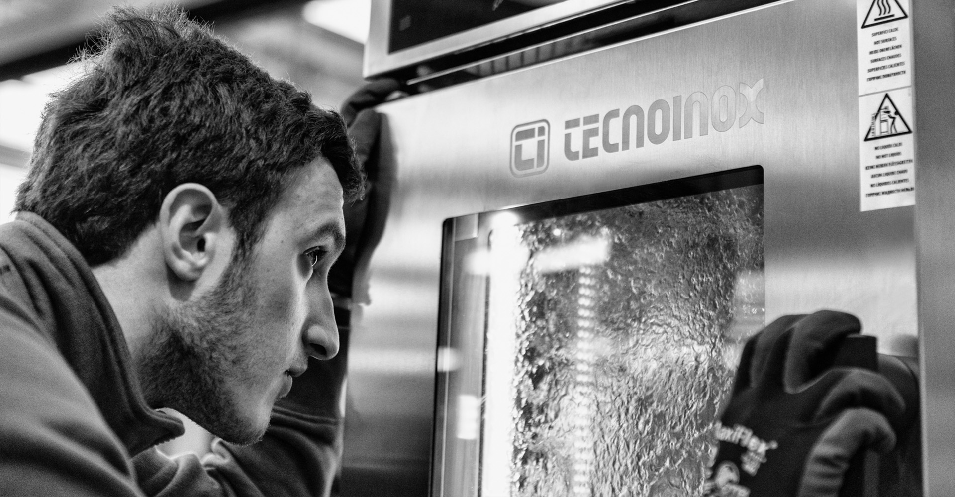 Uomo che controlla un forno tecnoinox