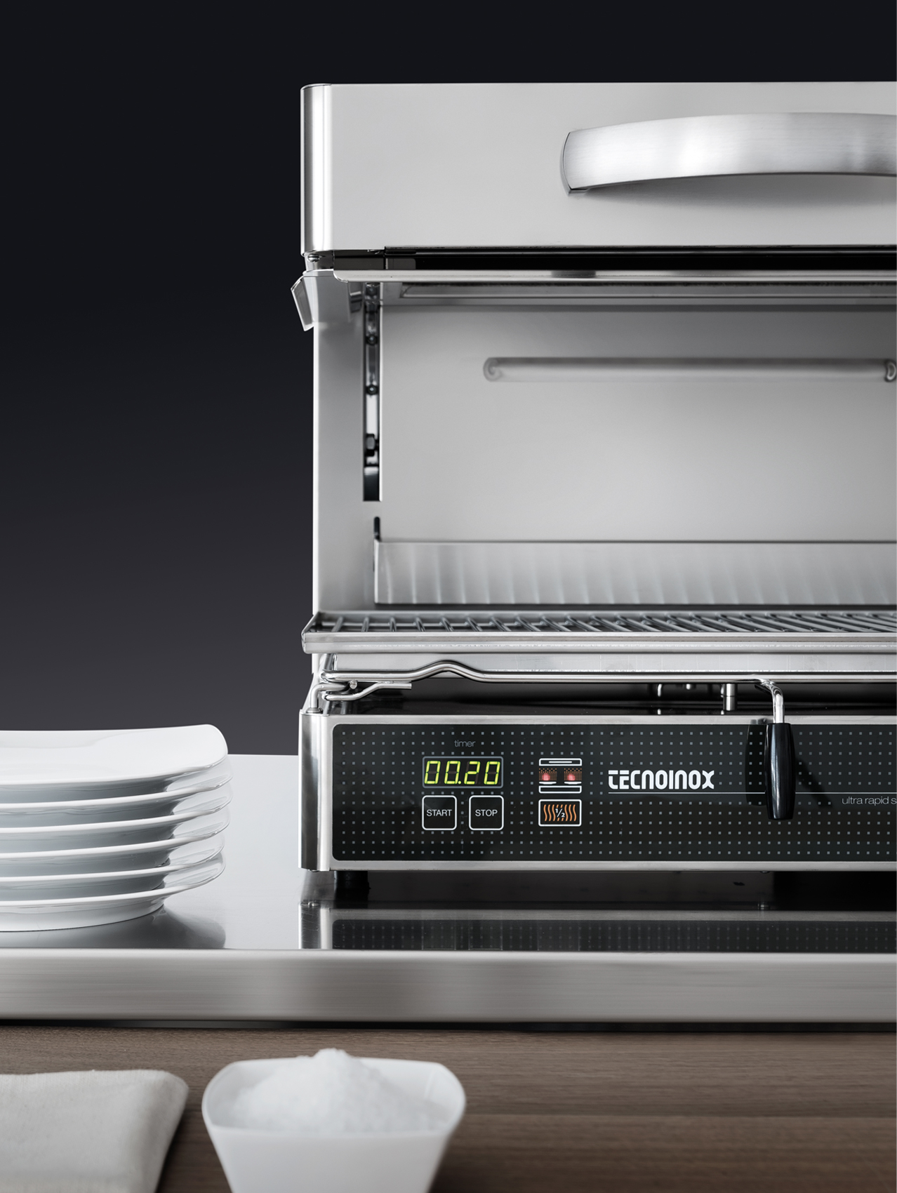 dettaglio di una salamandra tecnoinox con dei piatti bianchi accanto