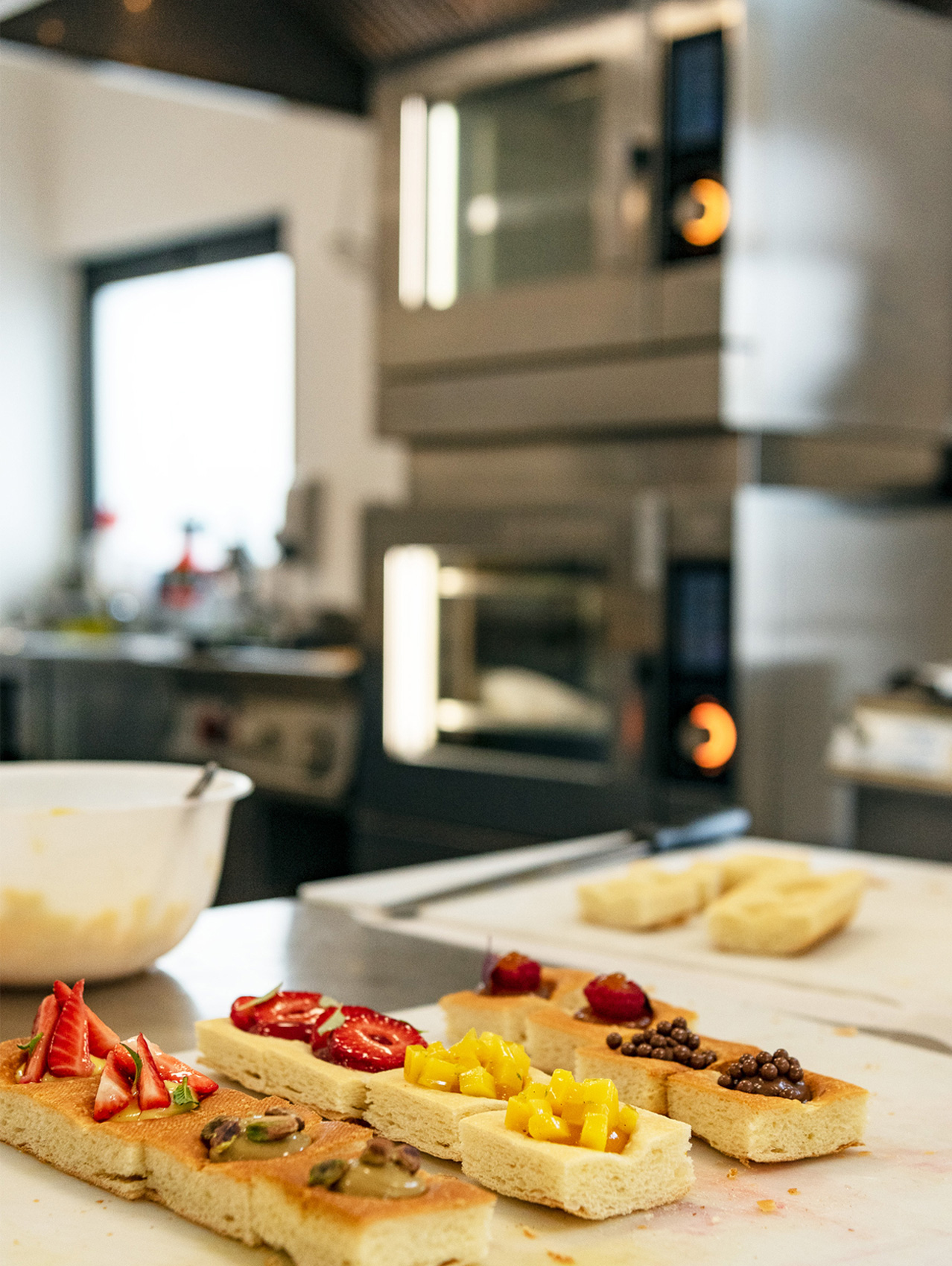 tartine su piano da lavoro in cucina