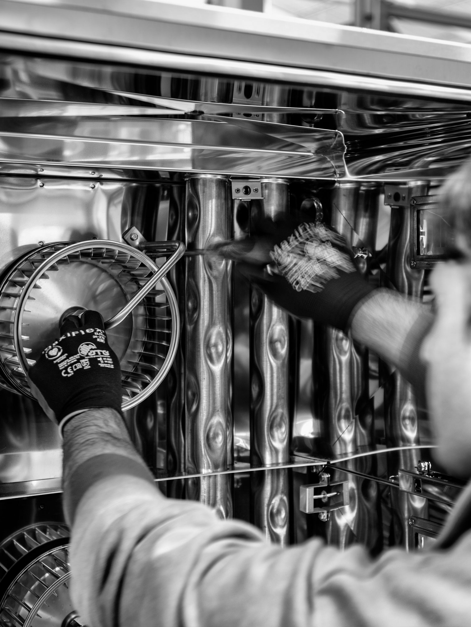 Operatore in produzione che lavora ad un prodotto Tecnoinox