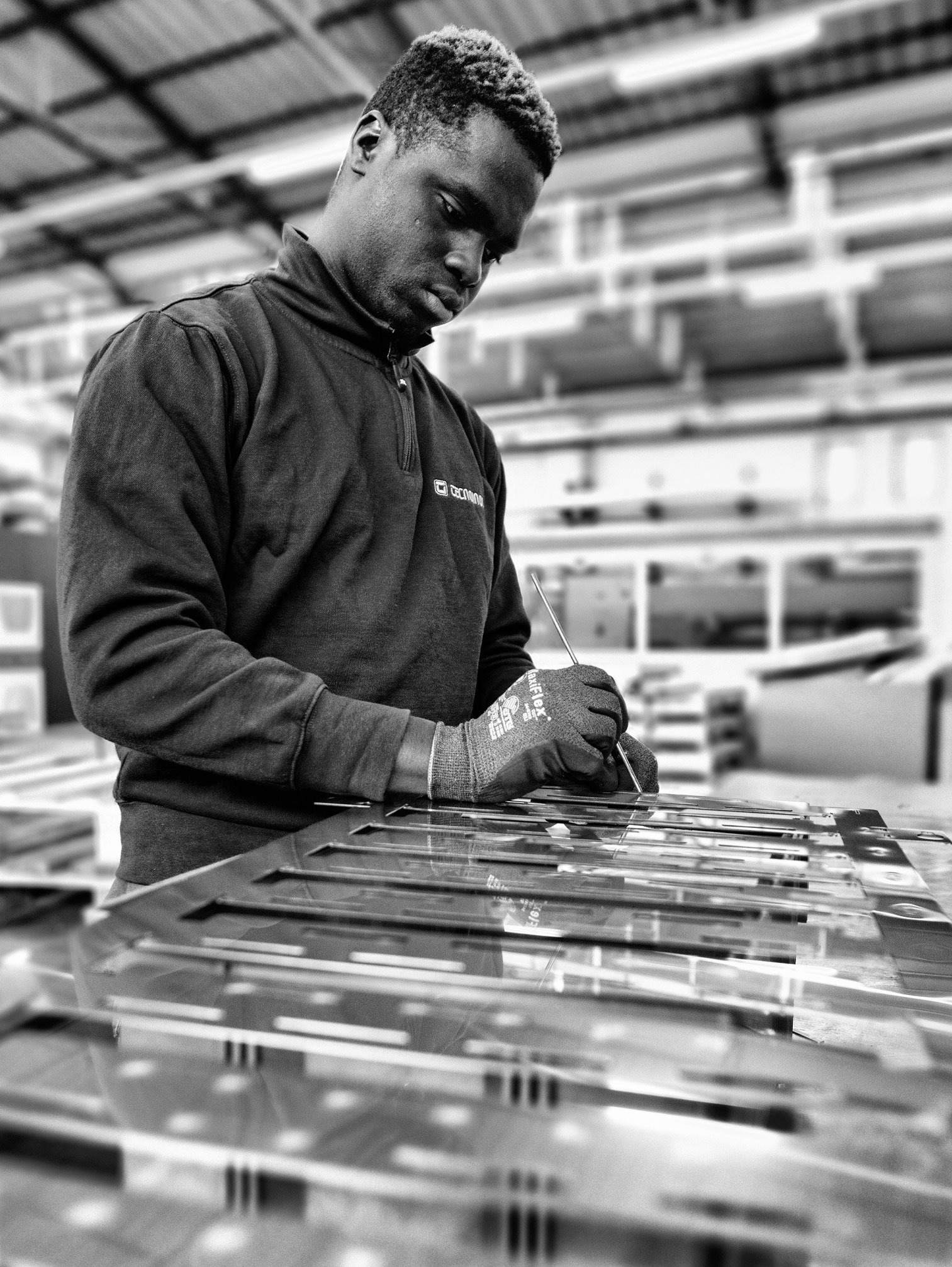 ragazzo lavora al montaggio di un piano cottura