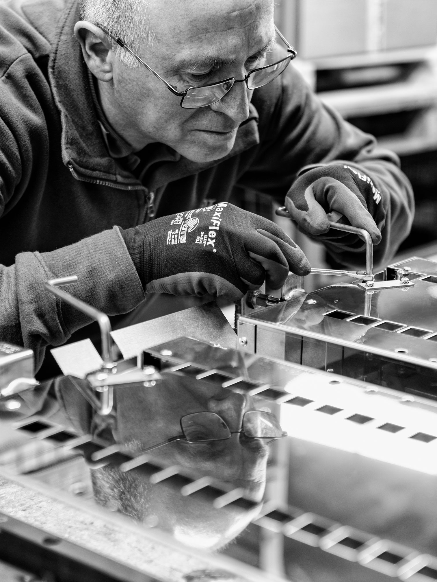 signora anziano lavora al montaggio di un piano cottura
