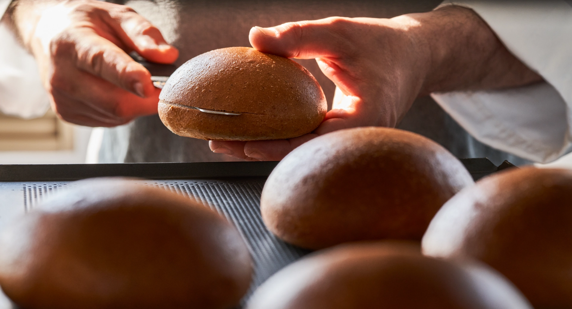 Immagine panettiere che cucina dei panini in un forno Tecnodual