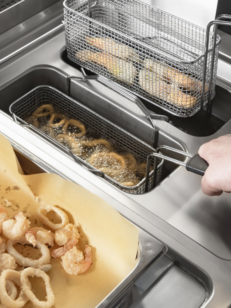 calamari che vengono fritti con una friggitrice Tecnoinox e calamari già pronti