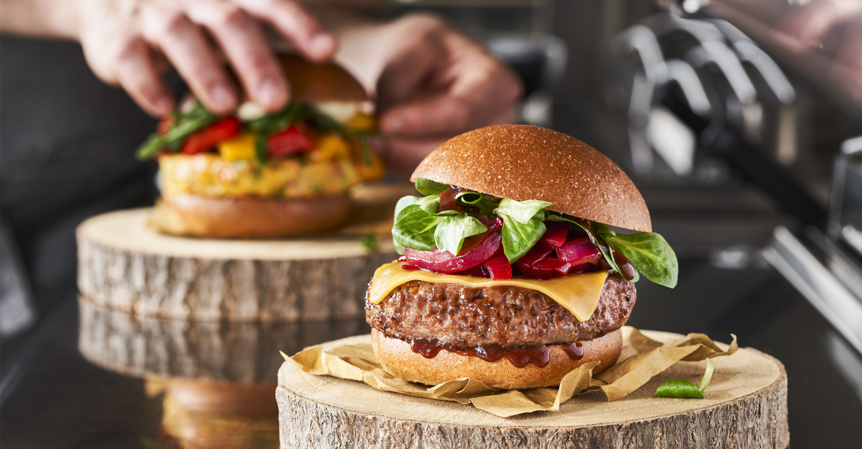 Panino hamburger su un piatto di legno
