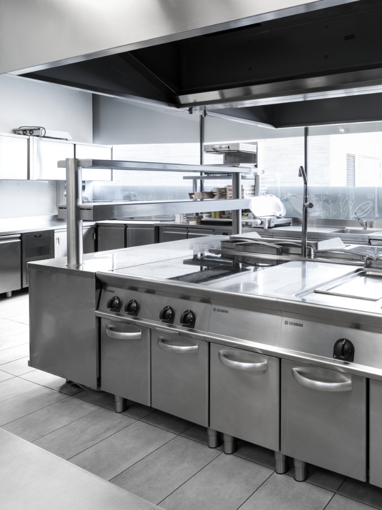 vista panoramica su una cucina professionale Tecnoinox senza persone
