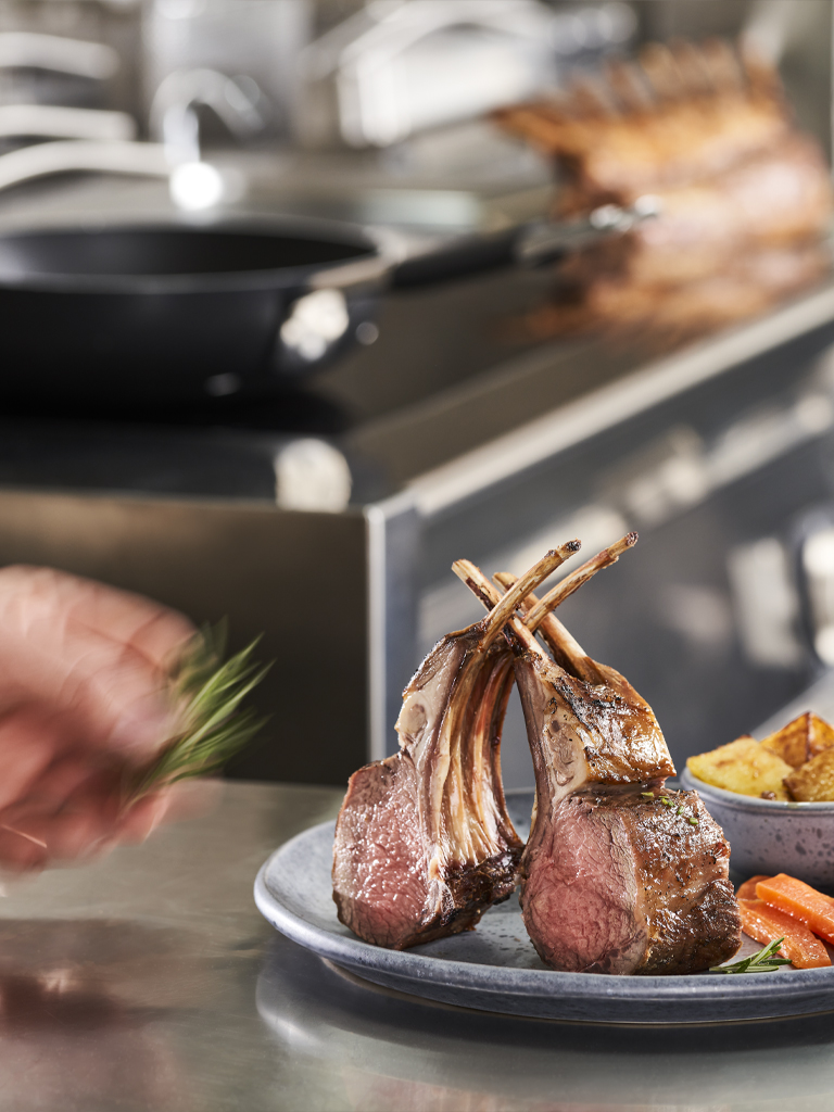 costicine di agnello cucinate e impiattate