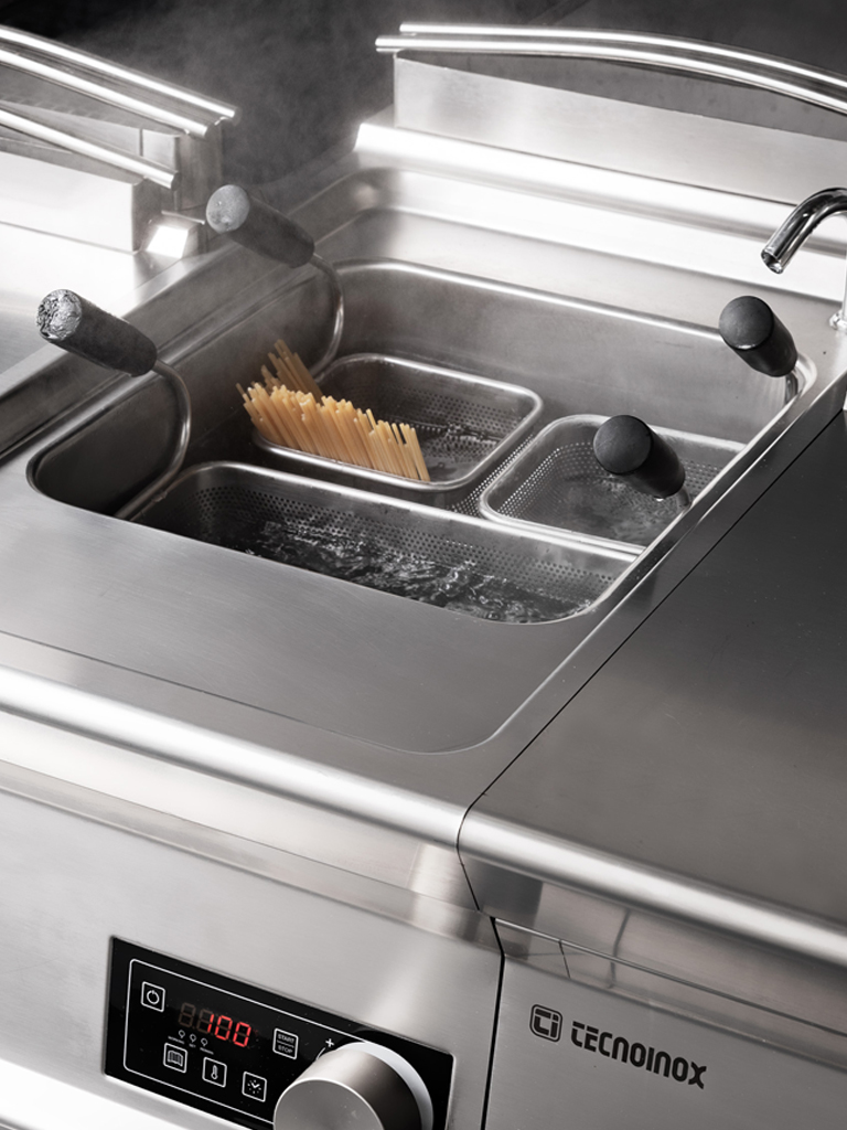 Spaghetti in acqua bollente in una cucina Tecnoinox