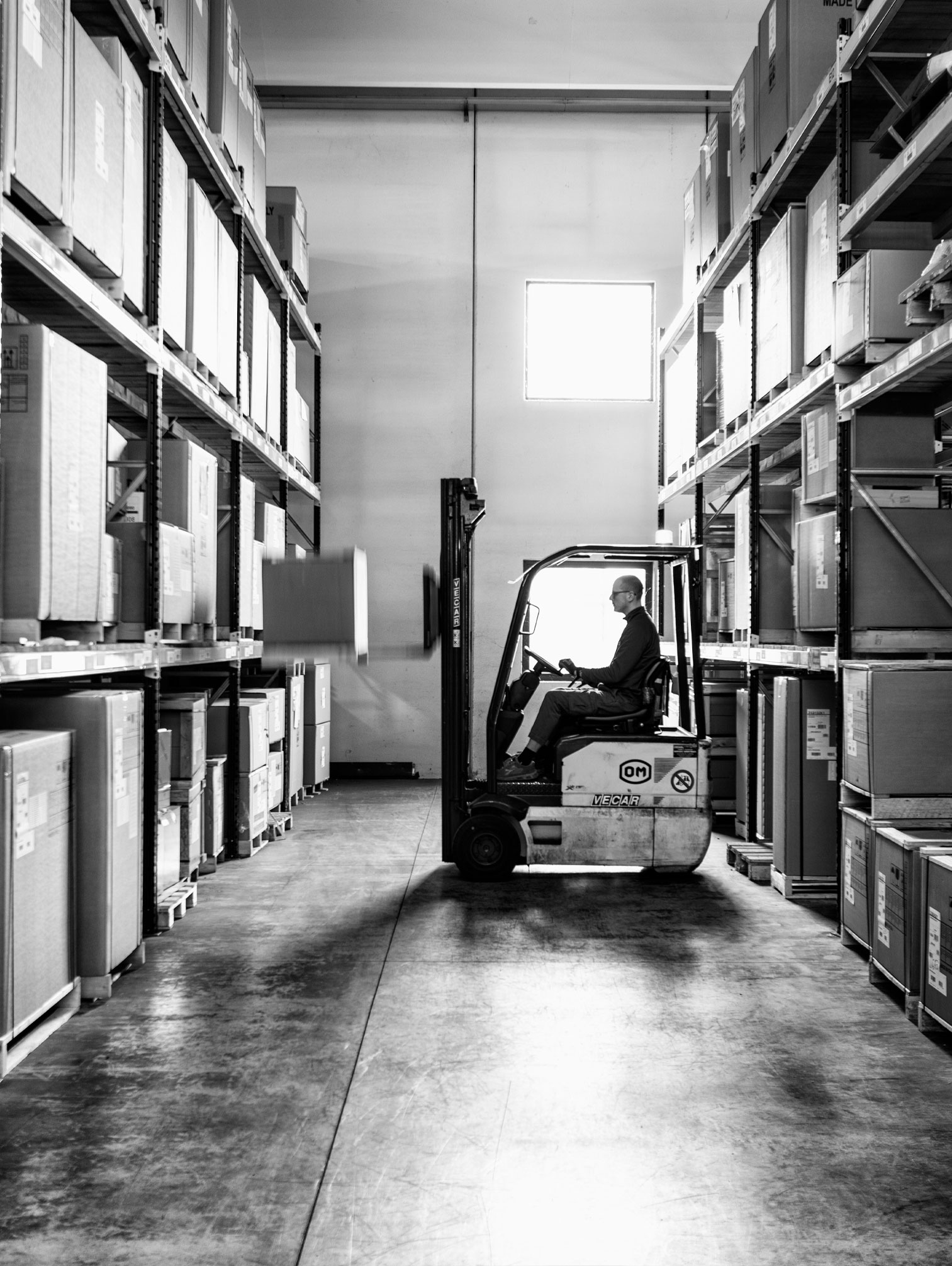 Operatore su un muletto in un magazzino Tecnoinox