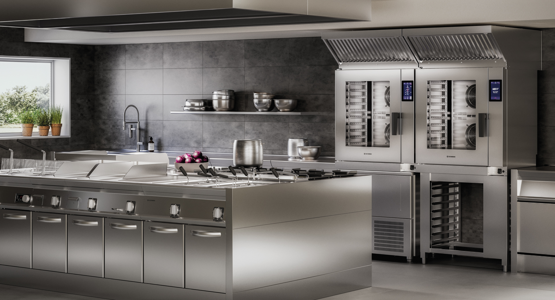 Cucina professionale con allestimento prodotti Tecnoinox e forni tecnocombi e tecnoduale