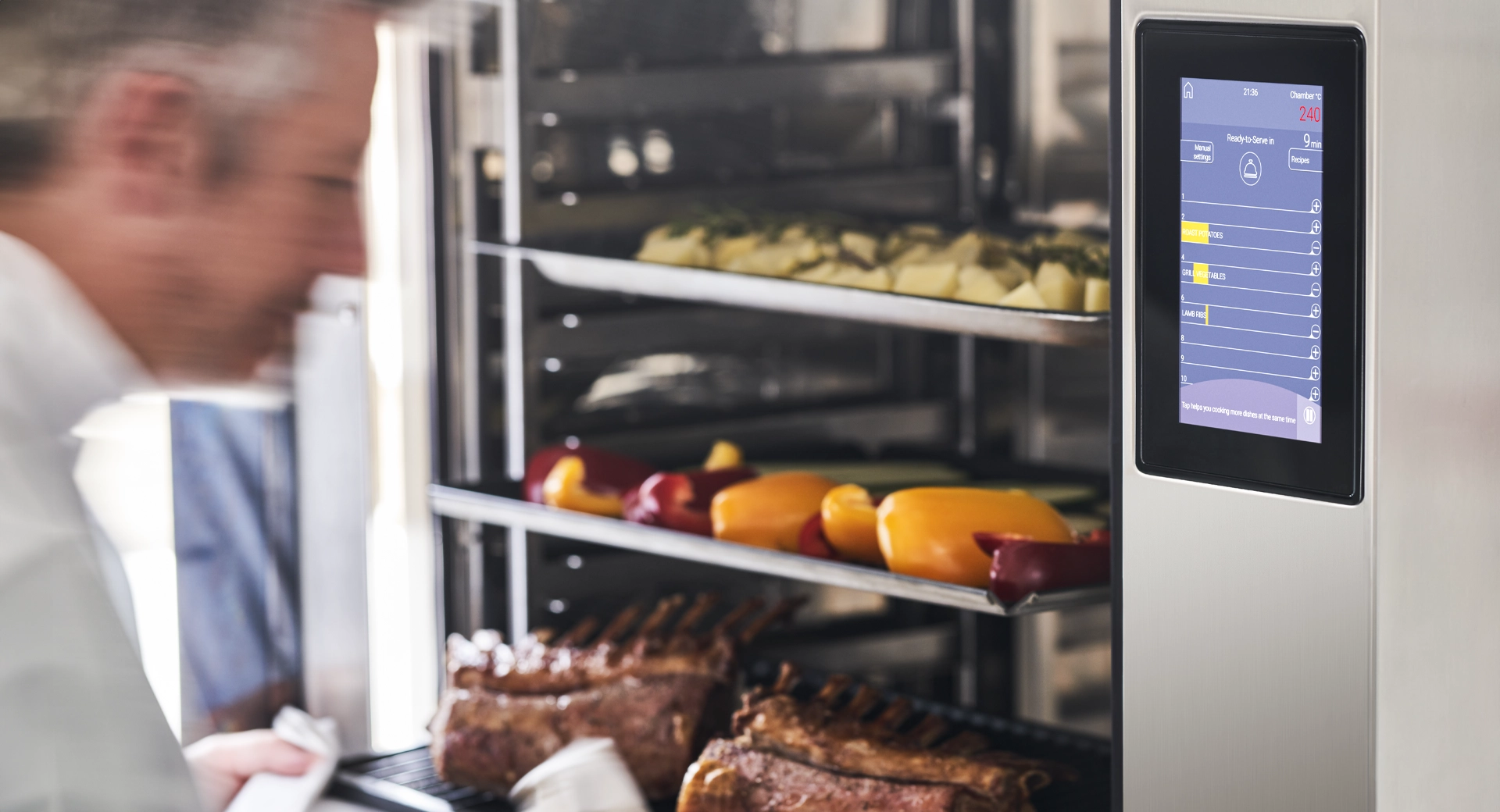 Chef che controlla la cottura delle pietanze dentro un forno Tecnoinox