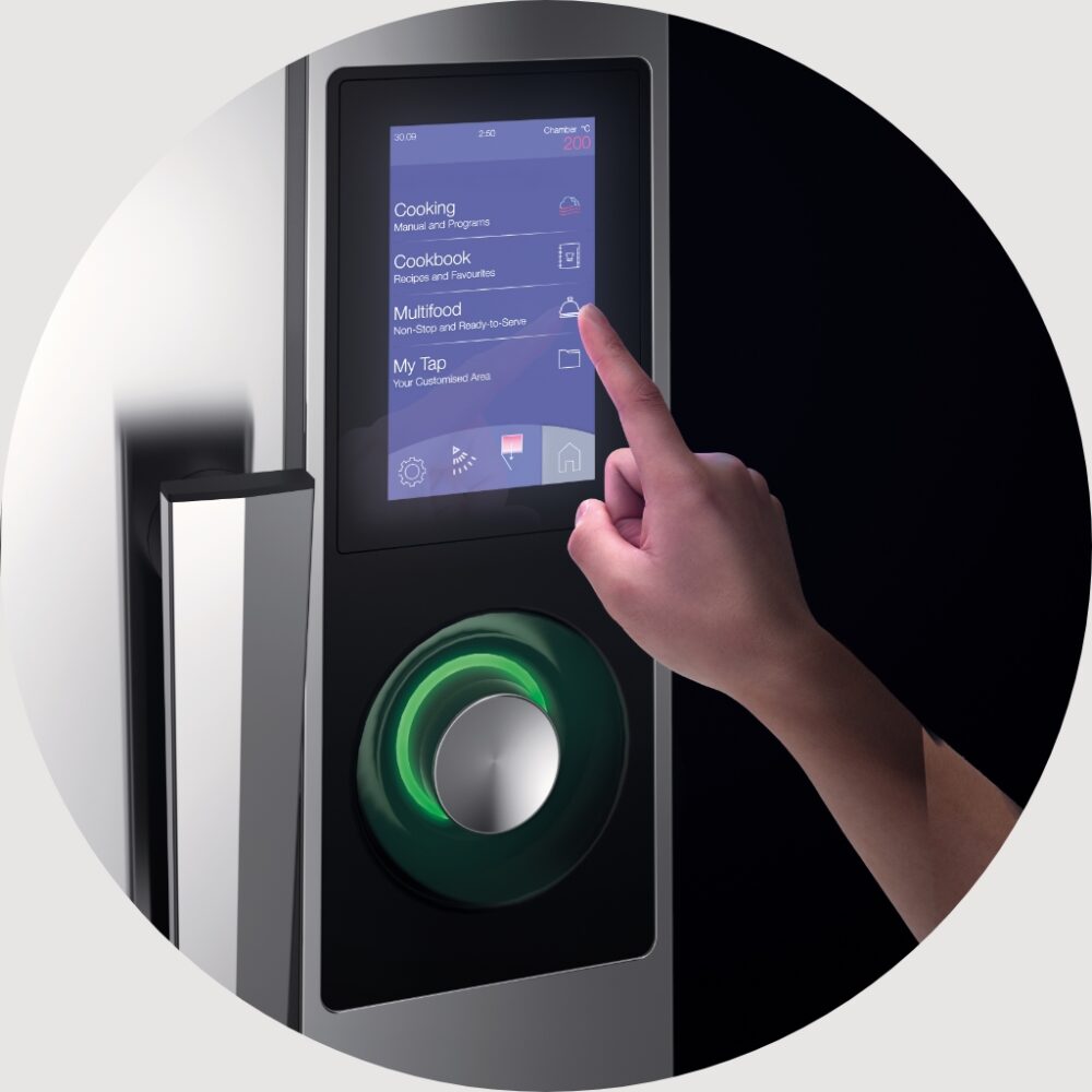 Mano che digita su uno Schermo digitale di un forno TAP Tecnoinox