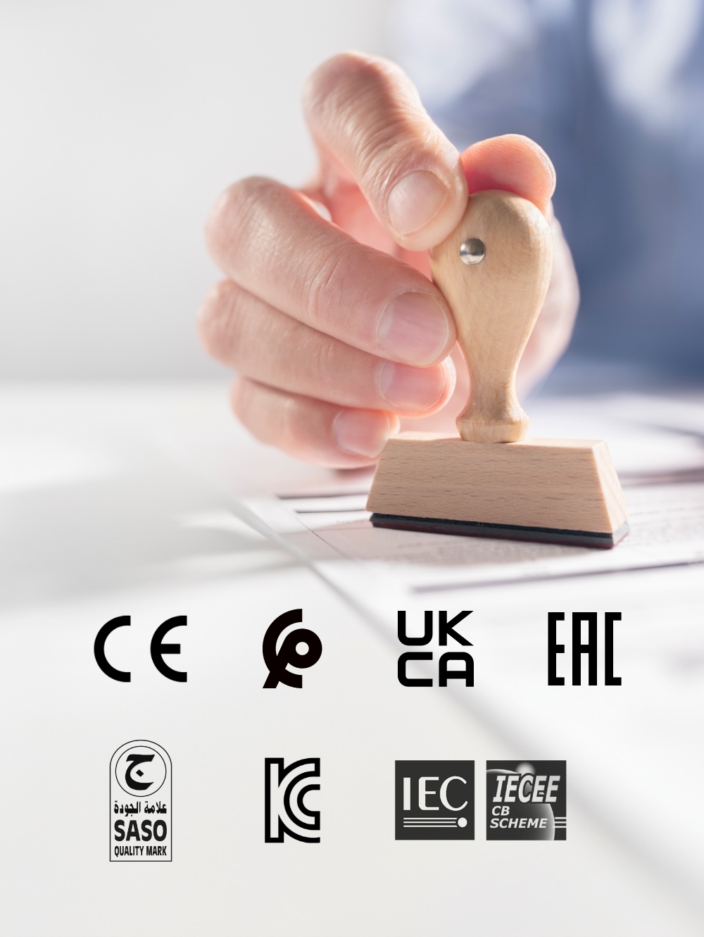 Mano con un timbro e loghi delle certificazioni di prodotto