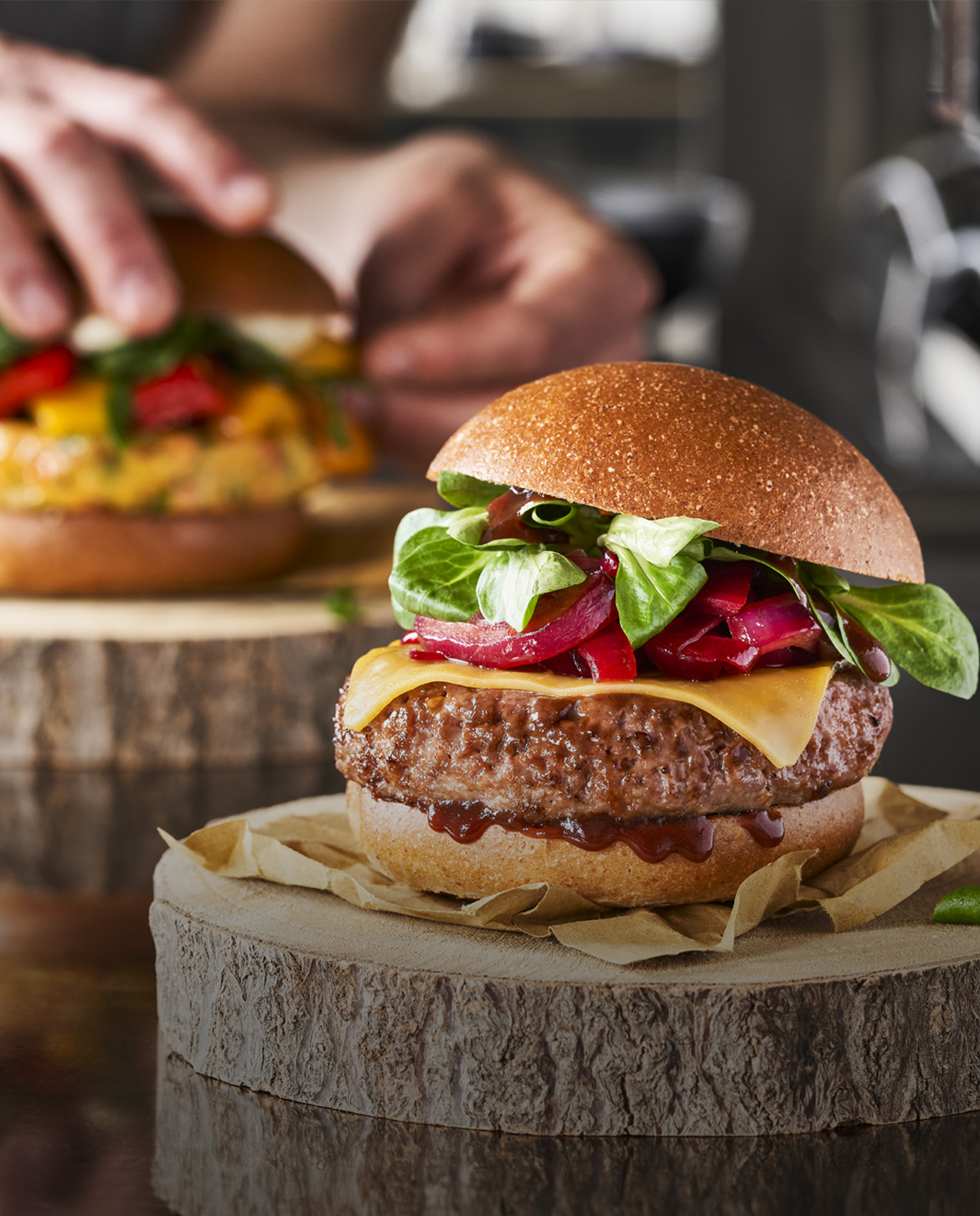 Panino con hamburger su vassoio di legno