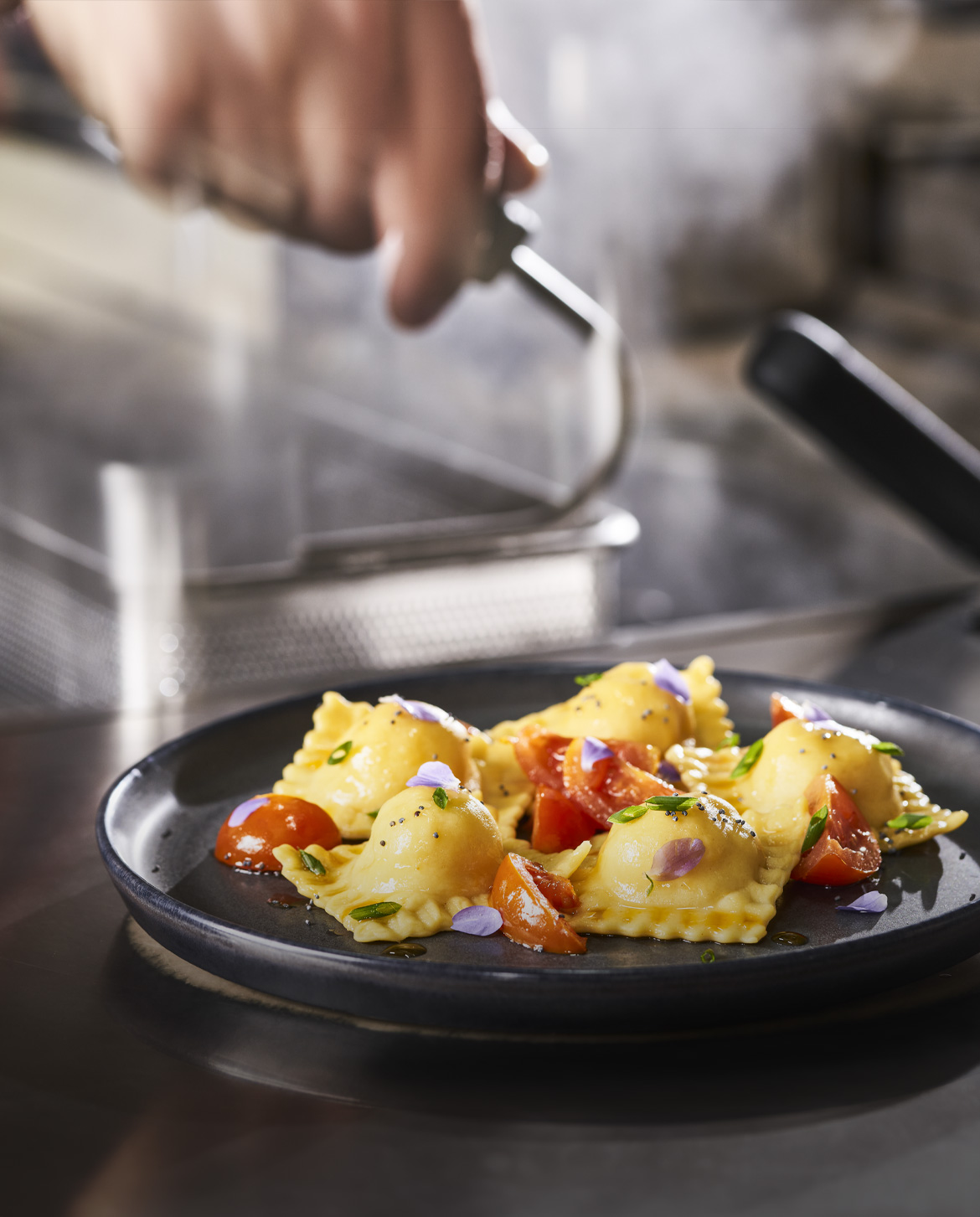 Chef che decora un Piatto di ravioli