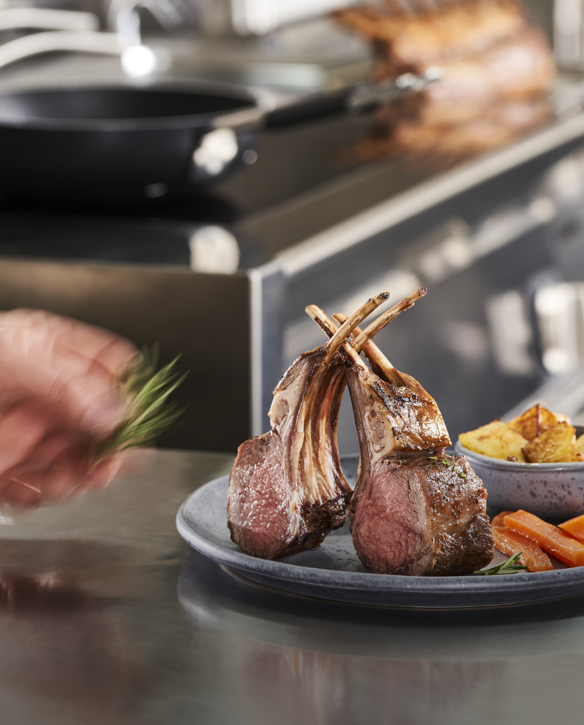 Costolette d'agnello su un piatto grigio